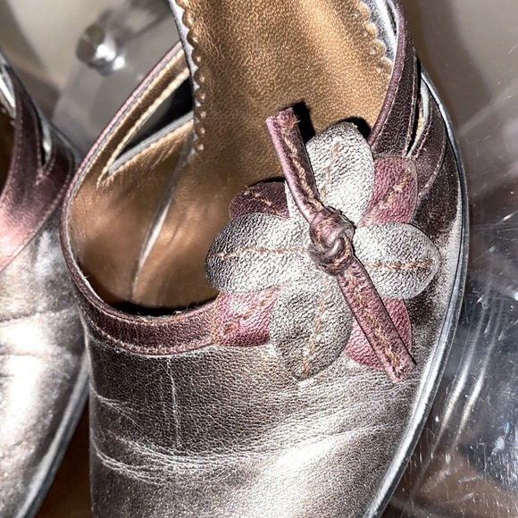 Franco Sarto high  heeled shoes, bronze / silver leather mix, adorned flower - Picture 4 of 8